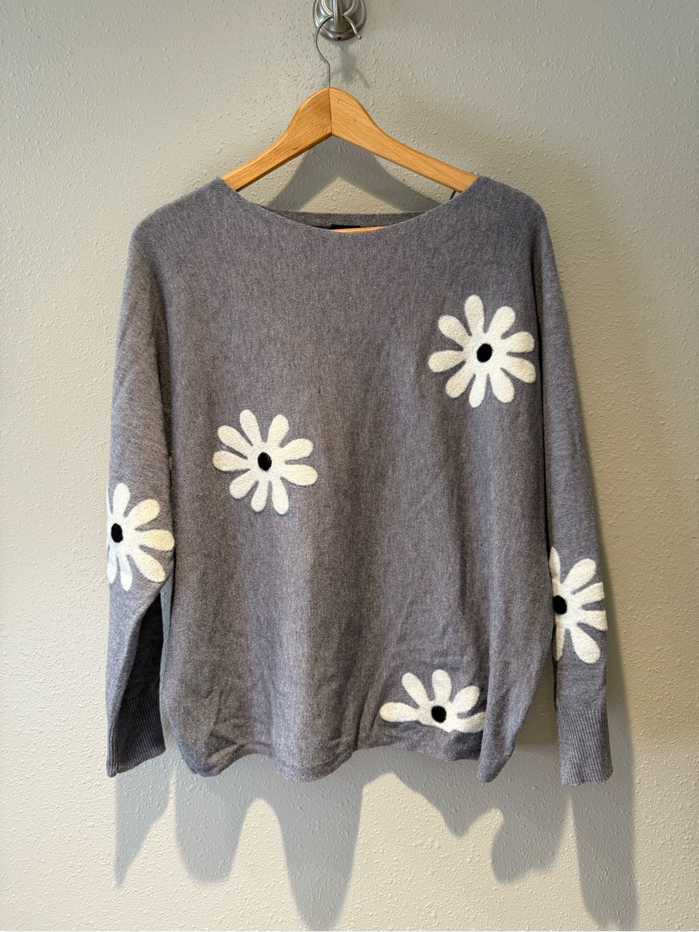 Aaeda Women's Grey Daisy Floral Knit Sweater - Size Large